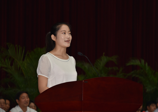 在校生代表发言