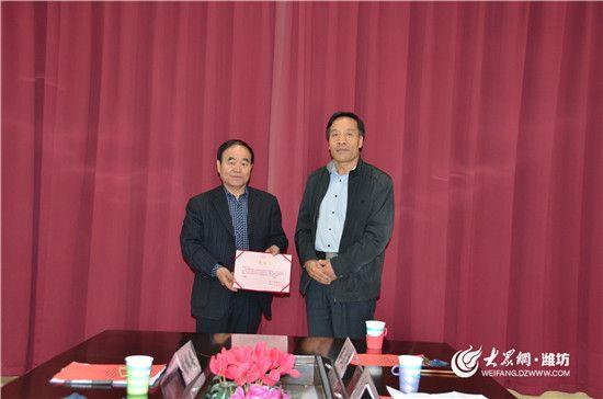 著名书法家贺惠邦向潍坊学院捐赠图书