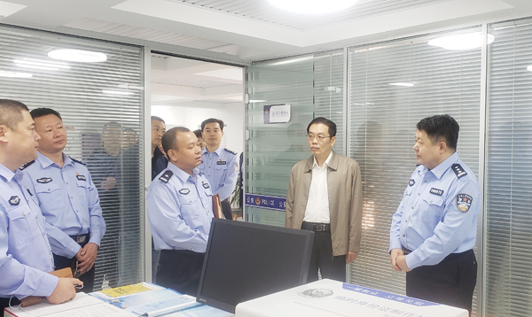 10月8日,潍坊市高新区党工委委员,公安分局党委书记,局长王若水倚行